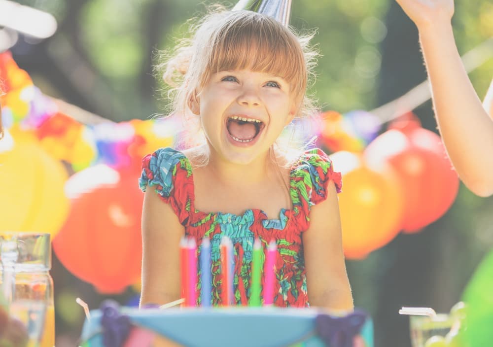 誕生日ケーキの前の子ども